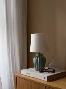 Lyon 32cm Turkis bordlampe Fra PR Home - Med sit stilfulde og indbydende design passer Lyon lige godt på et sidebord, natbord eller i et vindue, hvor den bliver et dekorativt og stemningsfuldt element i både klassiske og moderne hjem.