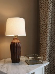 Lyon 40cm Brun Fra PR Home - Med sit stilfulde og indbydende design passer Lyon lige godt p&aring; et sidebord, natbord eller i et vindue, hvor den bliver et dekorativt og stemningsfuldt element i b&aring;de klassiske og moderne hjem.