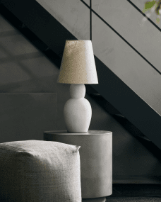 Orga 67cm Sand bordlampe Fra House Doctor - Med Orga fra House Doctor får du en bordlampe og en skulptur i ét.