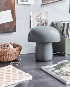 Moss 30cm Grå bordlampe Fra House Doctor - Nyd den bløde, omgivende glød ved at placere bordlampen på en skænk eller et sidebord, fordi den også fokuserer på den skulpturelle appel.