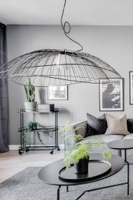 Ray Ø115 Sort loftslampe Fra Globen Lighting - De to skærme kan arrangeres på forskellige måder - enten placeret oven på hinanden eller monteret inden i hinanden for at skabe en lavere pendel.