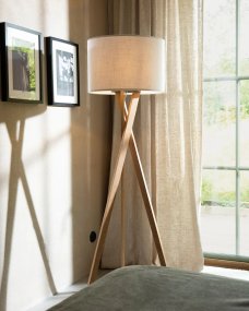 Vega Eg/hvid gulvlampe Fra By Rydéns - Vega er en stilfuld gulvlampe med en imponerende h&oslash;jde p&aring; 160 cm og en ramme i massivt egetr&aelig;.