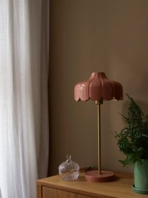 Wells 50cm Mørk lyserød bordlampe Fra PR Home - Lampen er inspireret af en blomst, og denne serie findes i flere farver og modeller.