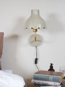 Wells 35cm Beige læselampe Fra PR Home - Wells er en dekorativ metalv&aelig;glampe med et bl&oslash;dt og romantisk udtryk.