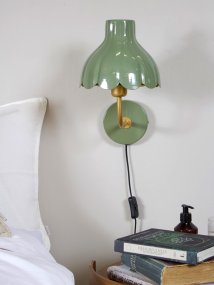Wells 35cm Mosgrøn læselampe Fra PR Home - Wells er en dekorativ metalv&aelig;glampe med et bl&oslash;dt og romantisk udtryk.