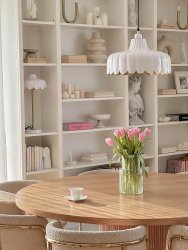 Wells 50cm Hvid bordlampe Fra PR Home - Vi er blevet inspireret af en blomst og har skabt denne serie i flere farver og modeller.