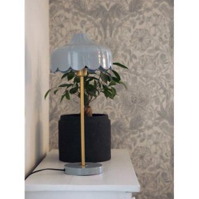 Wells 50cm Blå bordlampe Fra PR Home - Lampen er inspireret af en blomst, og denne serie findes i flere farver og modeller.