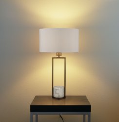 Claire 45cm Guld bordlampe Fra Searchlight - Med sin åbne og luftige ramme og en rund marmorbund giver den en moderne, men tidløs følelse, der passer perfekt ind i både klassisk og nutidigt interiør.