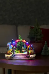 Mekanisk Juledekoration Med Zoologisk Have 20cm Flerfarvet Fra Konstsmide - Denne mekaniske juledekoration byder p&aring; en farverig scene med 19 varmhvide LED-lys, musik, dyr og julemanden omkring et funklende juletr&aelig;.