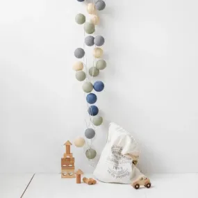 Irislights Breeze 20-lights Flerfarvet Fra Irislights - Irislights Breeze er en dekorativ belysning med h&aring;ndlavede kugler i gr&oslash;nne, beige, gr&oslash;nne og bl&aring; nuancer.