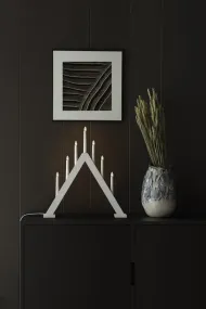 Candelabra 7 Lights Hvid Fra Konstsmide - Giv dit hjem en tidl&oslash;s og stilfuld julestemning med denne elegante adventsstage i mat hvidlakeret tr&aelig;.