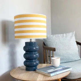 Lyon 56cm Blå bordlampe Fra Superliving - Med en dristigt designet brochure; keramisk fod og en stribet nuance i gul og hvid, Lyon kombinerer moderne stil med en retro-inspireret f&oslash;lelse.