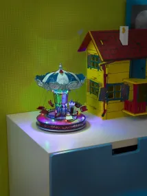 Mekanisk Juledekoration Med Karrusel 27cm Flerfarvet Fra Konstsmide - Med bev&aelig;gelige dele og skarpe LED-lys skaber det en festlig og nostalgisk f&oslash;lelse.