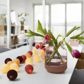 Irislights Dusty Pink 20-lights Lyserød Fra Irislights - Den elegante Dusty Pink lysk&aelig;de kommer fra Irislights og er en dejlig lyskilde lavet af h&aring;ndlavede kugler i bomuld og polyester.