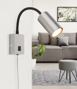 Robby Nikkel læselampe Fra Globo Lighting - Robby &auml;r en klassisk, kompakt v&auml;gglampa tillverkad i svart plast och matt nickelmetall, vilket ger en stilren och modern look.