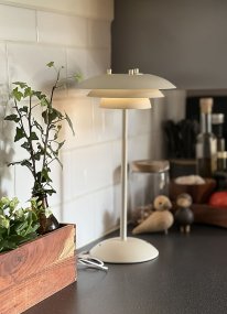 Epsilon 37cm Beige bærbar Fra Aneta Lighting - Epsilon er en elegant, b&aelig;rbar bordlampe til indend&oslash;rs brug med et tidl&oslash;st design og en touch-d&aelig;mper diskret placeret p&aring; basen.