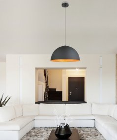 Lenn Ø40 Sort Fra Globo Lighting - Den guldf&auml;rgade insidan av sk&auml;rmen, med en diameter p&aring; 41 cm, skapar en varm och inbjudande ljuseffekt.
