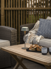 Menton 30cm Grøn bærbar Fra Konstsmide - Lampen er udstyret med en berøringsdæmper til at justere lysstyrken og farvetemperaturen fra varmt gult lys til varmt hvidt lys.