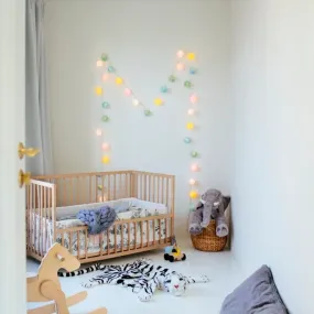 Irislights Fairytale 20-lights Flerfarvet Fra Irislights - Lysk&aelig;den kan placeres p&aring; mange forskellige m&aring;der og er en v&aelig;rdsat indretningsdetalje af b&aring;de voksne og b&oslash;rn!