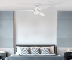 Alta Vista Ø122 Hvid Fra Westinghouse - Ventilatoren har en hvid finish med vendbare blade i hvid og lys ahorntræ finish, hvilket giver mulighed for at tilpasse dens udseende.