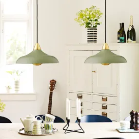 Urban Wide Ø36 Olivengrøn loftslampe Fra Superliving - Perfekt til at give dit hjem et moderne touch med elementer af tidløs elegance.