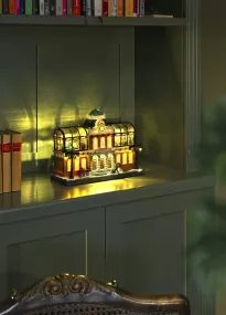 Mekanisk Juledekoration Med Togstation 25cm Flerfarvet Fra Konstsmide - Atmosf&aelig;risk togstation med bev&aelig;gelige figurer, 15 varmhvide LED-lys og indbygget julemusik, der bringer liv til din julelandsby.