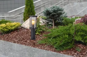 Gracey 45cm Sort pullerter Fra Globo Lighting - Gracey &auml;r en pollare i stilren design, tillverkad av mattsvart rostfritt st&aring;l och har en r&ouml;kf&auml;rgad glassk&auml;rm.