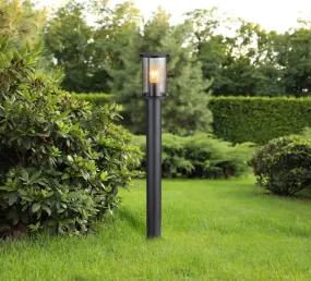 Gracey 100cm Sort pullerter Fra Globo Lighting - Gracey &auml;r en pollare i stilren design, tillverkad av mattsvart rostfritt st&aring;l och har en r&ouml;kf&auml;rgad glassk&auml;rm.
