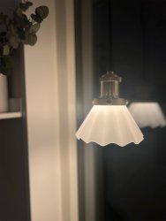August Ø15 Hvid vindueslampe Fra PR Home - Plisseret lampeskærm i opalfarvet glas og metalskærm med børstet messing finish.