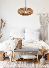 Hedda Ø52 Natur loftslampe Fra Trio Lighting - Det dekorative armatur HEDDA skaber sp&aelig;ndende kontraster og lysner rummene op med sin sisal-nisse, der kaster et m&oslash;nster af lys og skygge p&aring;; v&aelig;ggen.