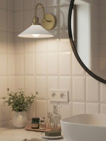 August 38cm Messing/hvid badeværelseslampe Fra PR Home - Denne skomagerlampe er specielt designet til badev&aelig;relser og har en elegant glassk&aelig;rm p&aring; 25 cm i diameter, der spreder lyset bl&oslash;dt og j&aelig;vnt.