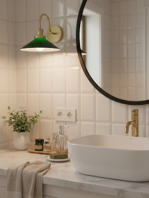 August 38cm Messing/grøn badeværelseslampe Fra PR Home - Denne skomagerlampe er specielt designet til badev&aelig;relser og har en elegant glassk&aelig;rm p&aring; 25 cm i diameter, der spreder lyset bl&oslash;dt og j&aelig;vnt.