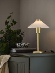 August 34cm Messing bordlampe Fra PR Home - Lampeskærmen er lavet af glas og skrues fast; placeres ved hjælp af en metalhætte i samme finish som foden.
