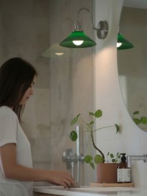 August 38cm Krom/grøn badeværelseslampe Fra PR Home - Denne skomagerlampe er specielt tilpasset til badev&aelig;relser og har en elegant glassk&aelig;rm p&aring; 25 cm i diameter, der spreder lyset bl&oslash;dt og j&aelig;vnt.