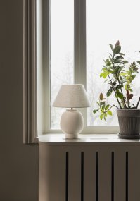 Lorenzo 46cm Beige bordlampe Fra Globen Lighting - Den h&aring;ndlavede struktur giver hver lampe et naturligt og livligt udtryk, mens den beige tekstilsk&aelig;rm bidrager til en bl&oslash;d og hyggelig fornemmelse.