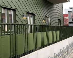 Jubilar II Sort udendørslampe Fra Westal - Vægarmatur med aluminiumsramme med mikroprismatisk persienne.