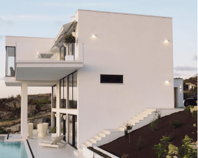 Jubilar II Hvid udendørslampe Fra Westal - Vægarmatur med aluminiumsramme med mikroprismatisk persienne.