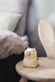 Capybara Hvid børnelampe Fra Star Trading - Lampen har en touch-funktion, og med et let tryk kan du t&aelig;nde, slukke eller skifte mellem forskellige smukke farver.
