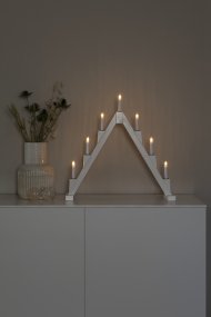 Candelabra 7 Lights Hvid Fra Konstsmide - Foldbar elektrisk lysestage med 7 lys, lavet af hvidmalet tr&aelig;, dekoreret med messingringe omkring hvert lys for et elegant touch.