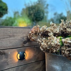 Zenit duo Sort Fra Lightson - Et fleksibelt og prisbilligt 12-volt system til din have, som du nemt selv installerer og senere kan bygge videre på, op til 50 meter, hvis du ønsker det.