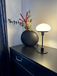 New August 36cm Sort bordlampe Fra Aneta Lighting - Ny august stilfuld bordlampe i klassisk model i mere moderne design.