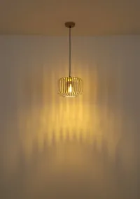 Alfred Ø28 Sand loftslampe Fra Globo Lighting - Den &auml;r tillverkad av sandf&auml;rgad matt metall och har en mjukt rundad metalln&auml;tssk&auml;rm med en inre glascylinder, som skapar ett elegant och luftigt uttryck.