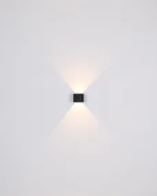 Veronika Sort udendørslampe Fra Globo Lighting - Med sin halvcirkelformade design i matt svart pressgjuten&nbsp;aluminium ger den ett elegant intryck samtidigt som den &auml;r v&auml;dert&aring;lig.