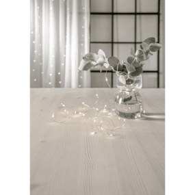 Lyskæde Dew Drop 4m Sølv Fra Star Trading - Batteridrevet lyskæde med 40 LED-dugdråber.