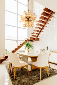 Udo Ø55 Rav loftslampe Fra Globo Lighting - Lampans sk&auml;rm best&aring;r av vackra glasklot i en varm b&auml;rnstensf&auml;rg, vilket skapar en mjuk och inbjudande ljusst&auml;mning med ett bl&auml;ndfritt, harmoniskt sken.