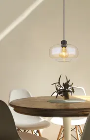 Giuseppe Ø28 Rav loftslampe Fra Globo Lighting - Lampan &auml;r tillverkad av svart metall och har en vackert formad b&auml;rnstensf&auml;rgad glassk&auml;rm.