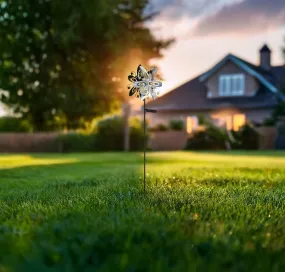 Wind Sølv solcellelampe Fra Globo Lighting - De dekorativa bladen roterar med vinden och skapar en vacker r&ouml;relse, medan den inbyggda solcellsbelysningen lyser upp i m&ouml;rkret f&ouml;r en magisk effekt.