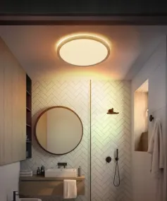 Sapana Ø42 Træ badeværelseslampe Fra Globo Lighting - Lampan &auml;r tillverkad av tr&auml;inspirerad och vit plast, vilket ger ett mjukt och bl&auml;ndfritt ljus.