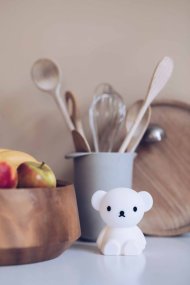 Bundle of Light - Boris Mini Hvid børnelampe Fra Mr Maria - Tilføj noget lys og glæde til din dag og dit hjem med denne charmerende Boris-lampe.