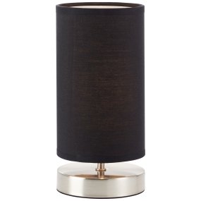 Clarie 25cm Chrom bordlampe Fra Brilliant - Lampen har en sort tekstilskærm, der giver en blød og harmonisk lysfordeling.